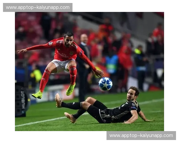 梦剧场的红影与阿姆斯特丹的白光:曼联vs阿贾克斯,一场跨越时空的豪门博弈 梦剧场的红影与阿姆斯特丹的白光:曼联vs阿贾克斯,一场跨越时空的豪门博弈